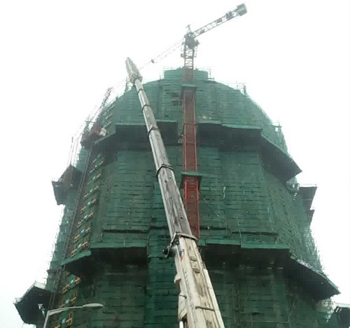 大冶吊车在工地上作业